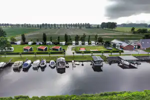 Camping en Jachthaven Aduarderzijl - Campingplatz am Kanal aus der Vogelperspektive