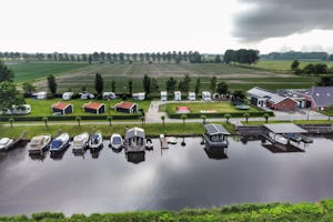 Camping en Jachthaven Aduarderzijl - Campingplatz am Kanal aus der Vogelperspektive