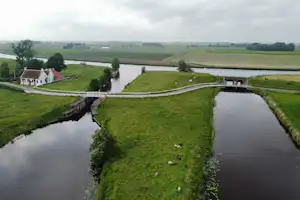 Camping en Jachthaven Aduarderzijl - Luftaufnahme des Campingplatzes