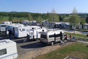 Camping Enigma - Blick auf den Wohnwagenstellplatz