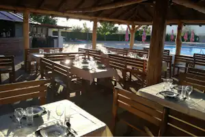 Camping Enigma - Essensbereich des Restaurants im Freien