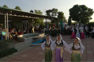 Camping Enigma - Tänzerinnen in traditionellen Trachten unterhalten die Camper