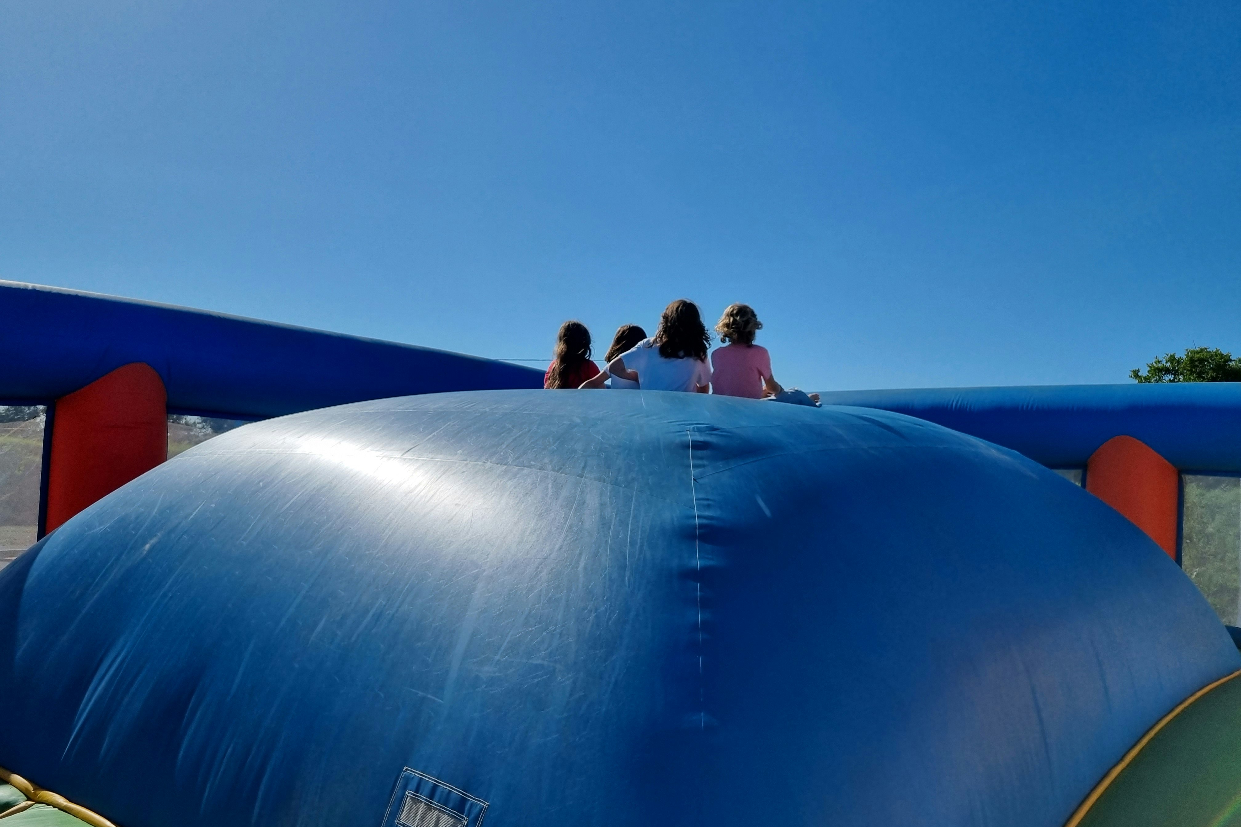 Camping Lizoé  Camping Entre Pierres et Mer  - Hüpfburg für Kinder auf dem Campingplatz