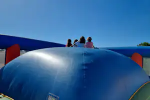 Camping Lizoé Camping Entre Pierres et Mer - Hüpfburg für Kinder auf dem Campingplatz