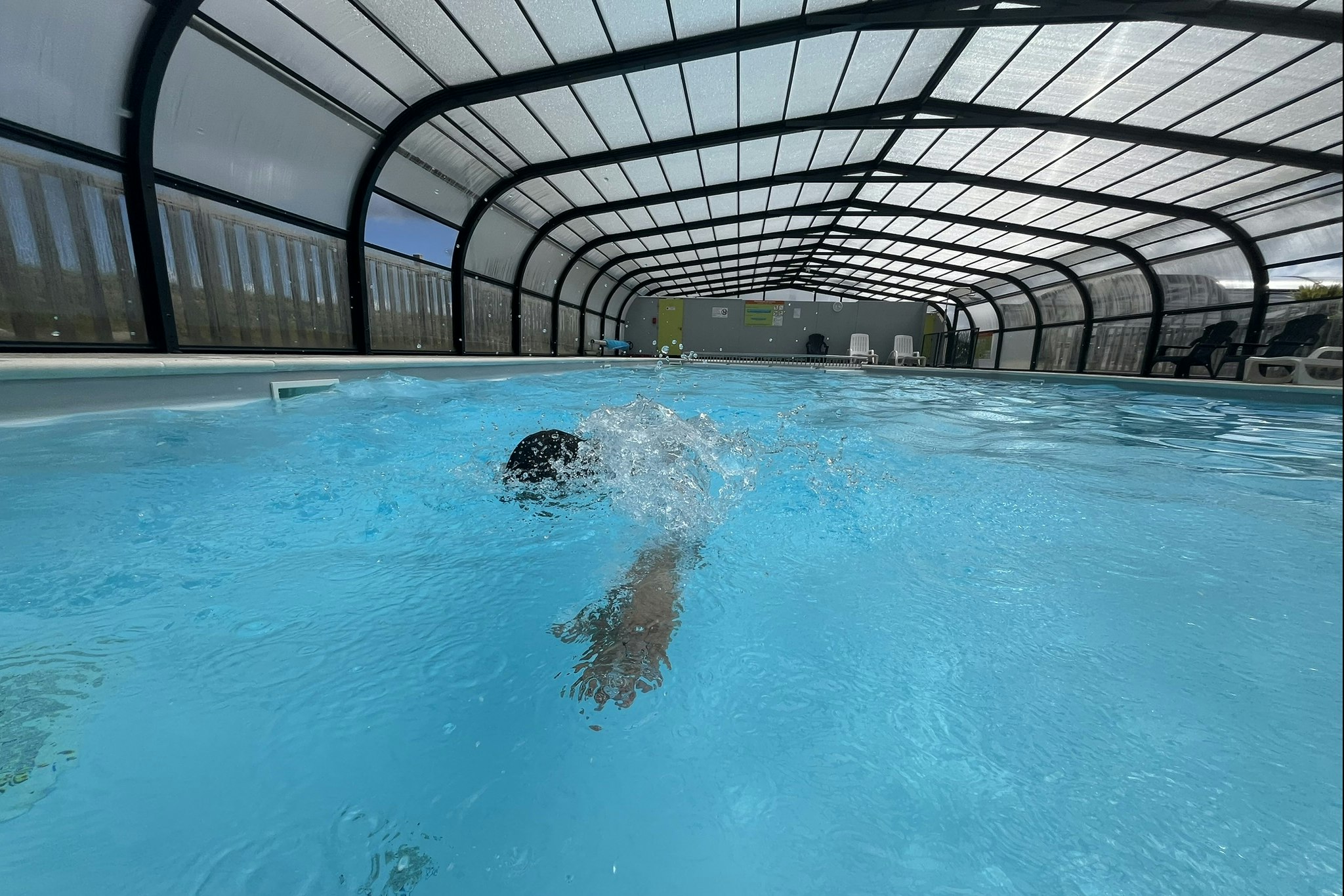 Camping Lizoé  Camping Entre Pierres et Mer - Überdachter Pool auf dem Campingplatz