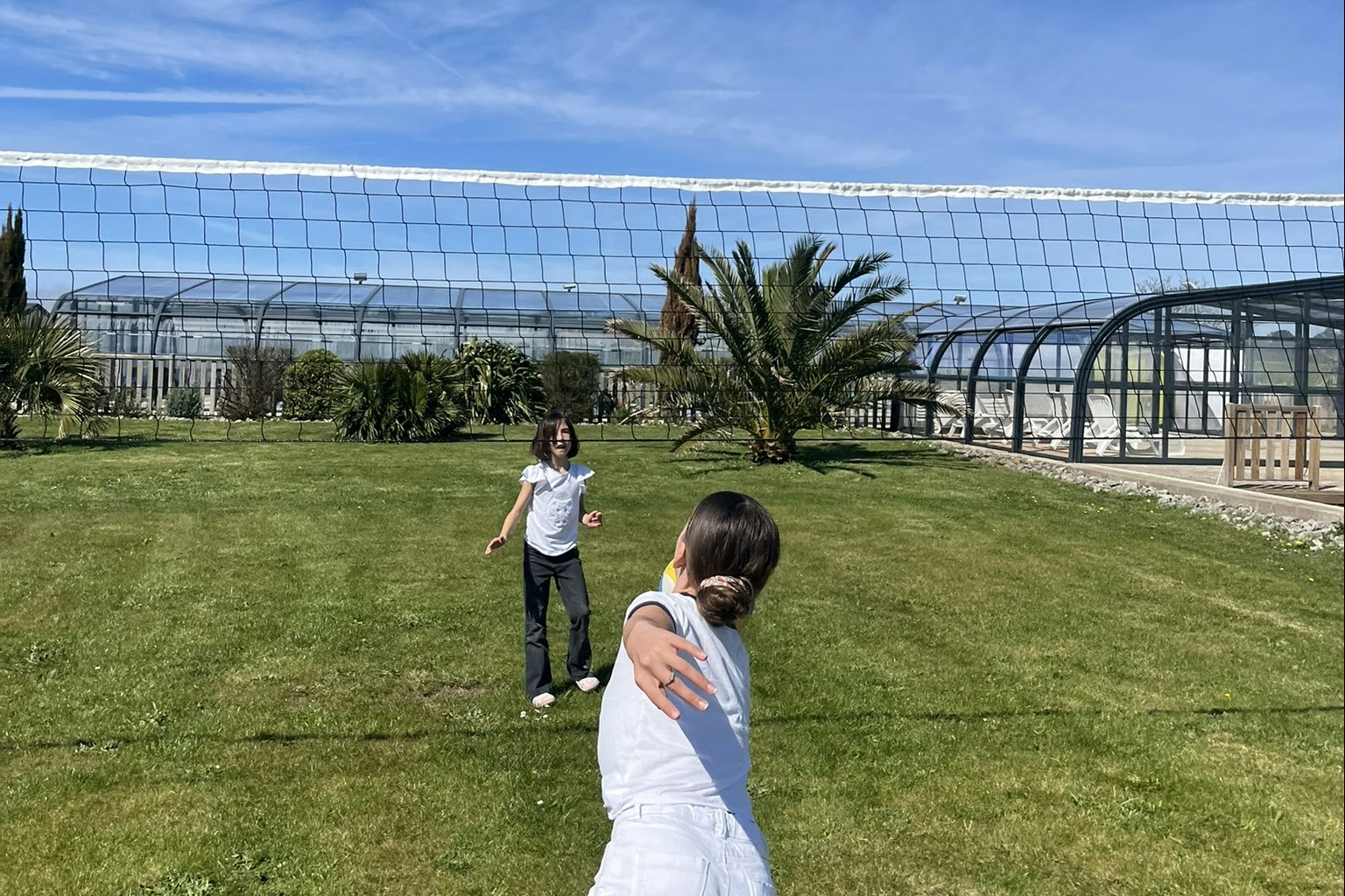 Camping Lizoé  Camping Entre Pierres et Mer - Volleyballfeld auf dem Campingplatz