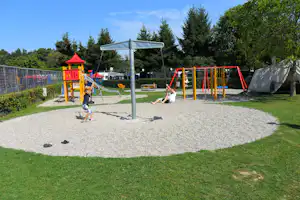 Camping Erbenwald - Kinderspielplatz mit Rutsche und Schaukel auf dem Campingplatz