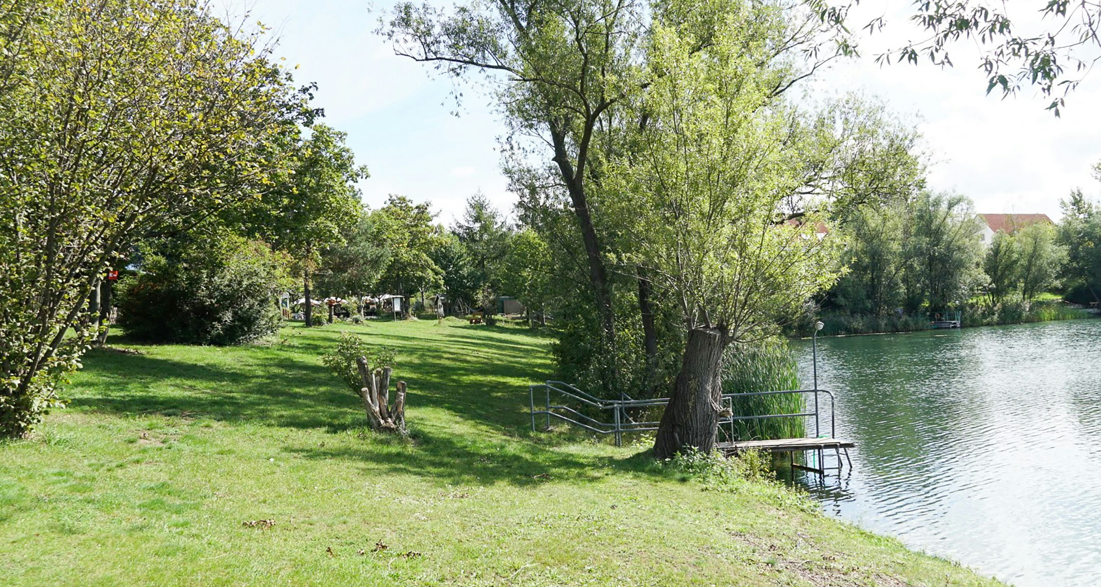 Camping Erfurt am See - Blick auf das Seeufer im Grünen