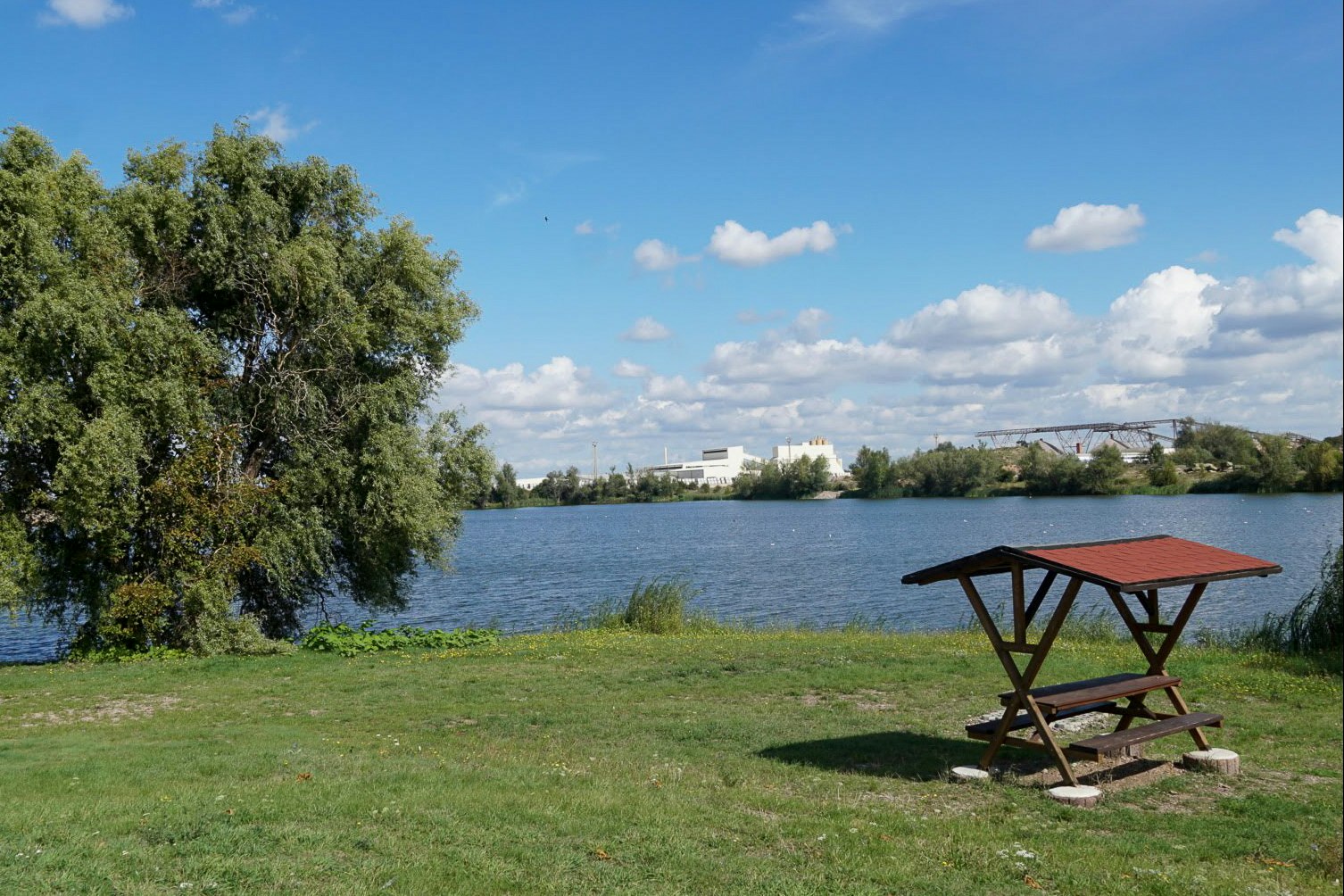 Camping Erfurt am See - Picknickbank am Ufer des Sees