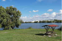 Camping Erfurt am See - Picknickbank am Ufer des Sees