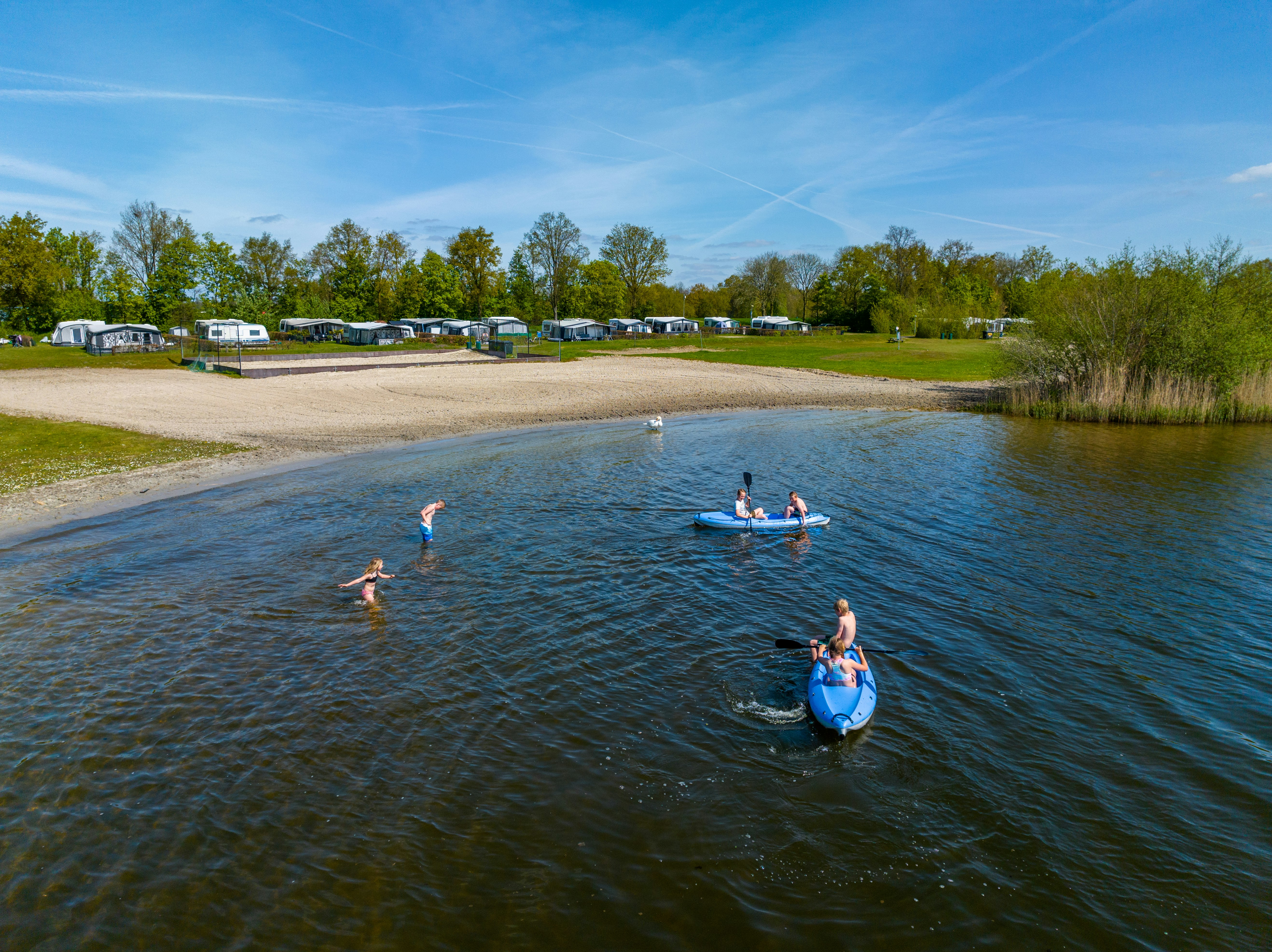 Camping Erkemederstrand - Blick auf den See mit Badestrand am Campingplatz