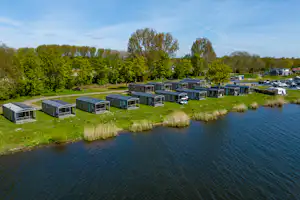 Camping Erkemederstrand - Luftaufnahme auf die Mobilheime am Wasser