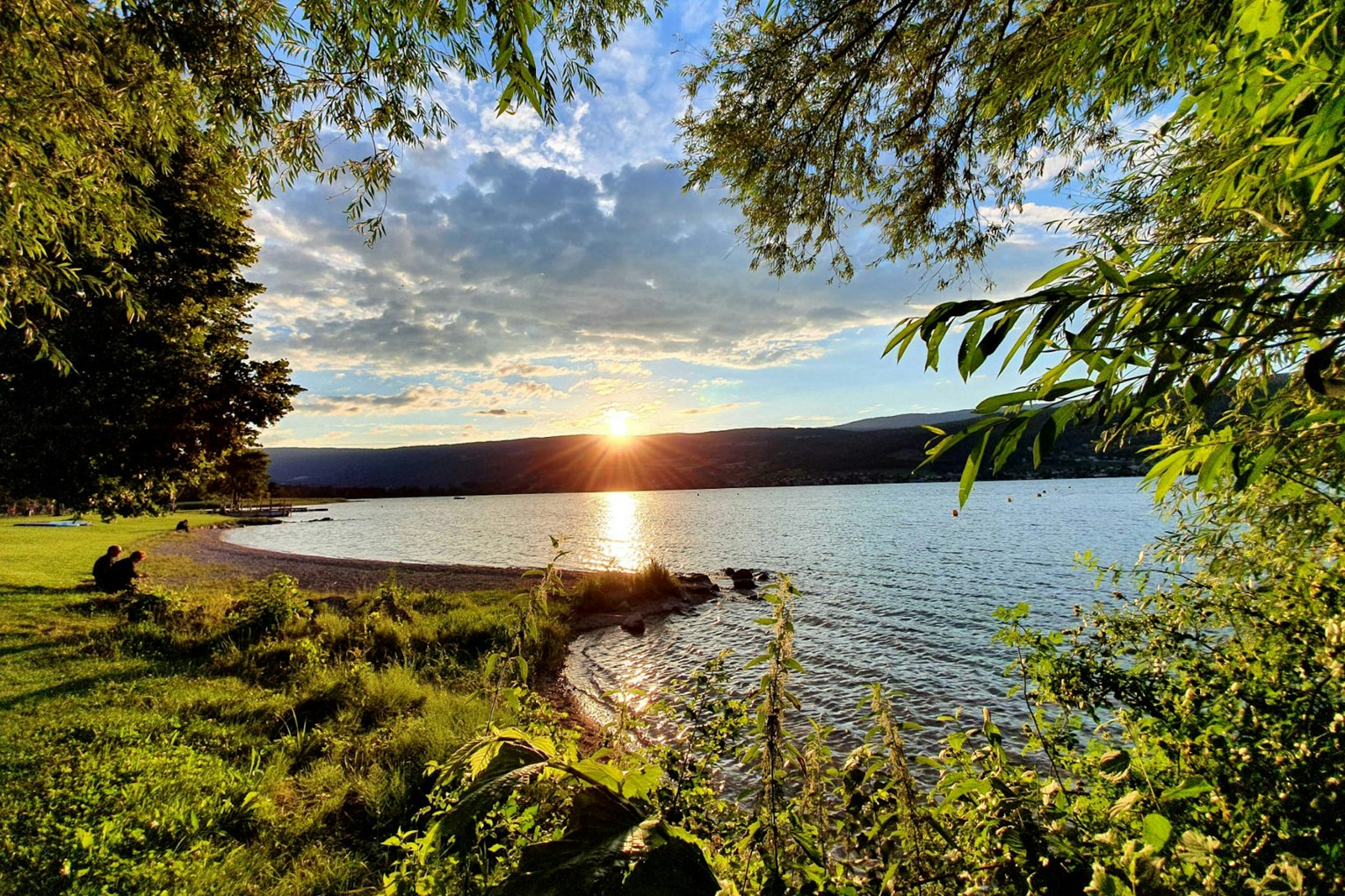 Gemeindecamping Erlach  -  Blick vom Campingplatz auf den See