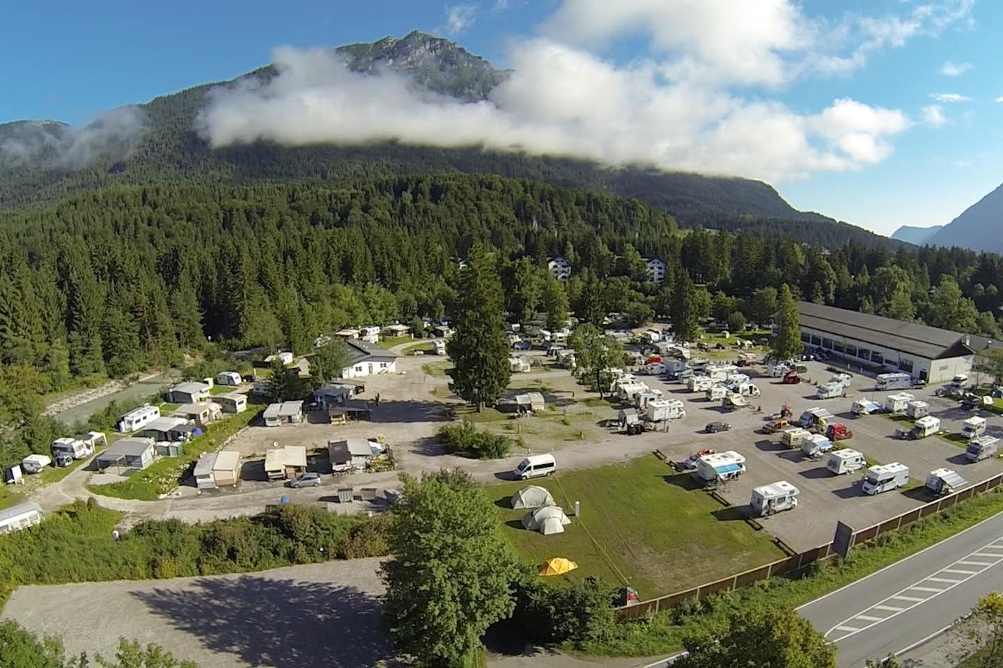 Camping Erlebnis Zugspitze  -  Luftaufnahme Wohnwagen- und Zeltstellplatz vom Campingplatz mit Blick auf die Zugspitze