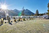 Camping Erlebnis Zugspitze  -  Stellplatz vom Campingplatz mit Blick auf die schneebedeckten Alpen