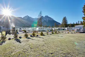 Camping Erlebnis Zugspitze - Stellplatz vom Campingplatz mit Blick auf die schneebedeckten Alpen