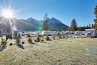 Camping Erlebnis Zugspitze  -  Stellplatz vom Campingplatz mit Blick auf die schneebedeckten Alpen