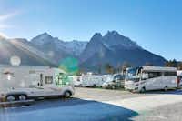 Camping Erlebnis Zugspitze  -  Wohnwagenstellplatz und Wohnmobilstellplatz vom Campingplatz in den Alpen im Winter