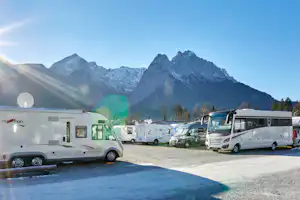 Camping Erlebnis Zugspitze - Wohnwagenstellplatz und Wohnmobilstellplatz vom Campingplatz in den Alpen im Winter