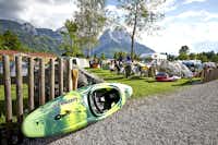 Camping Erlebnis Zugspitze  - Kayak auf dem Stellplatz vom Campingplatz im Grünen