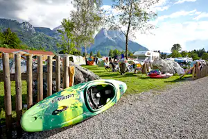 Camping Erlebnis Zugspitze - Kayak auf dem Stellplatz vom Campingplatz im Grünen