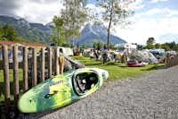 Camping Erlebnis Zugspitze  - Kayak auf dem Stellplatz vom Campingplatz im Grünen