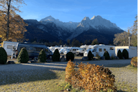 Camping Erlebnis Zugspitze - Wohnmobil- und  Wohnwagenstellplätze mit Blick auf die Berge