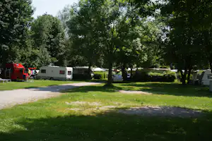 Camping Erlensee - Stellplatz vom Campingplatz auf grüner Wiese