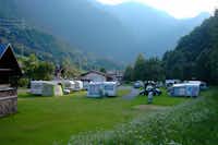 Camping Erne - Übersicht der Campingplatz mit Blick auf die Berge