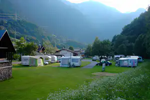 Camping Erne - Übersicht der Campingplatz mit Blick auf die Berge