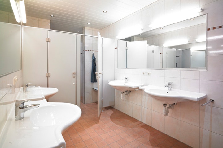 Camping Erne - Sanitäranlage auf dem Campingplatz mit Bad mit Toilette, Waschbecken, Spiegel und Dusche