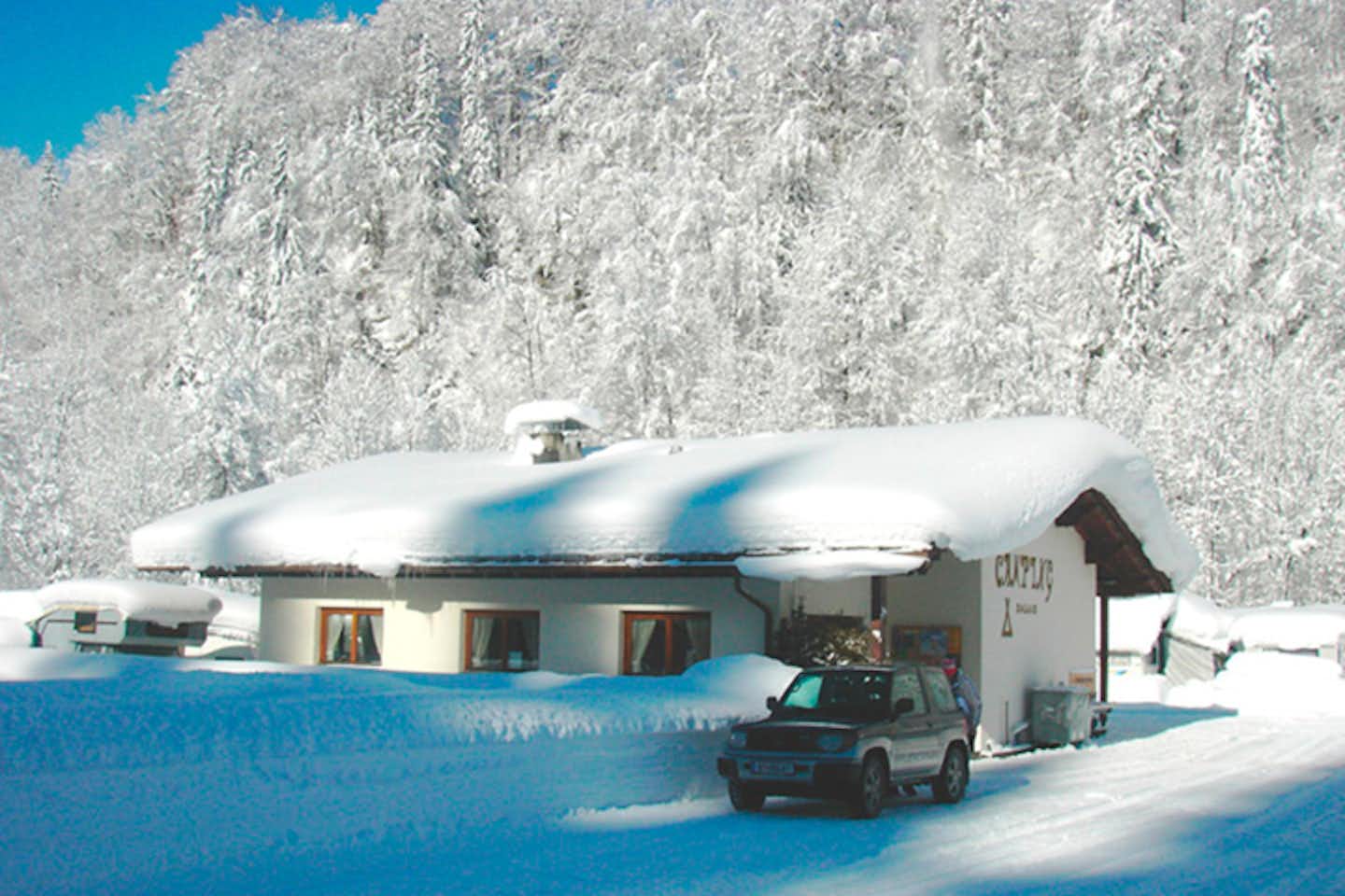 Camping Erne  Campingplatz in verschneiter Winterlandschaft
