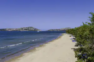 Camping Erodios - Campingplatz mit direktem Zugang zum Strand am Mittelmeer mit Liegestühlen in der Sonne