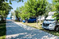 Camping Erodios   -  Wohnwagenstellplatz und Wohnmobilstellplatz zwischen Bäumen mit Blick auf das Mittelmeer