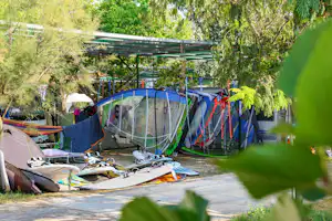 Camping Erodios - Windsurf-Segel - im Schatten der Bäume auf dem Campingplatz