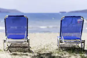 Camping Erodios - Badestrand mit Liegestühlen beim Campingplatz