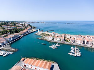 Camping Erreka - Luftaufnahme des Hafens in der Umgebung des Campingplatzes