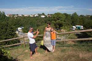 Camping Erreka - Camper machen ein Foto mit Standplätzen im Hintergrund