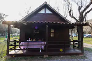 Camping Esponellà - Außenansicht Mobilheim mit Veranda vom Campingplatz