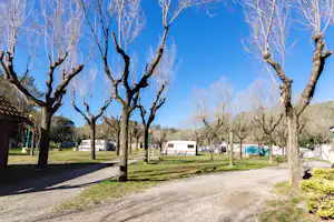 Camping Esponellà - Wohnwagen- und Wohnmobilstellplätzen auf dem Campingplatz