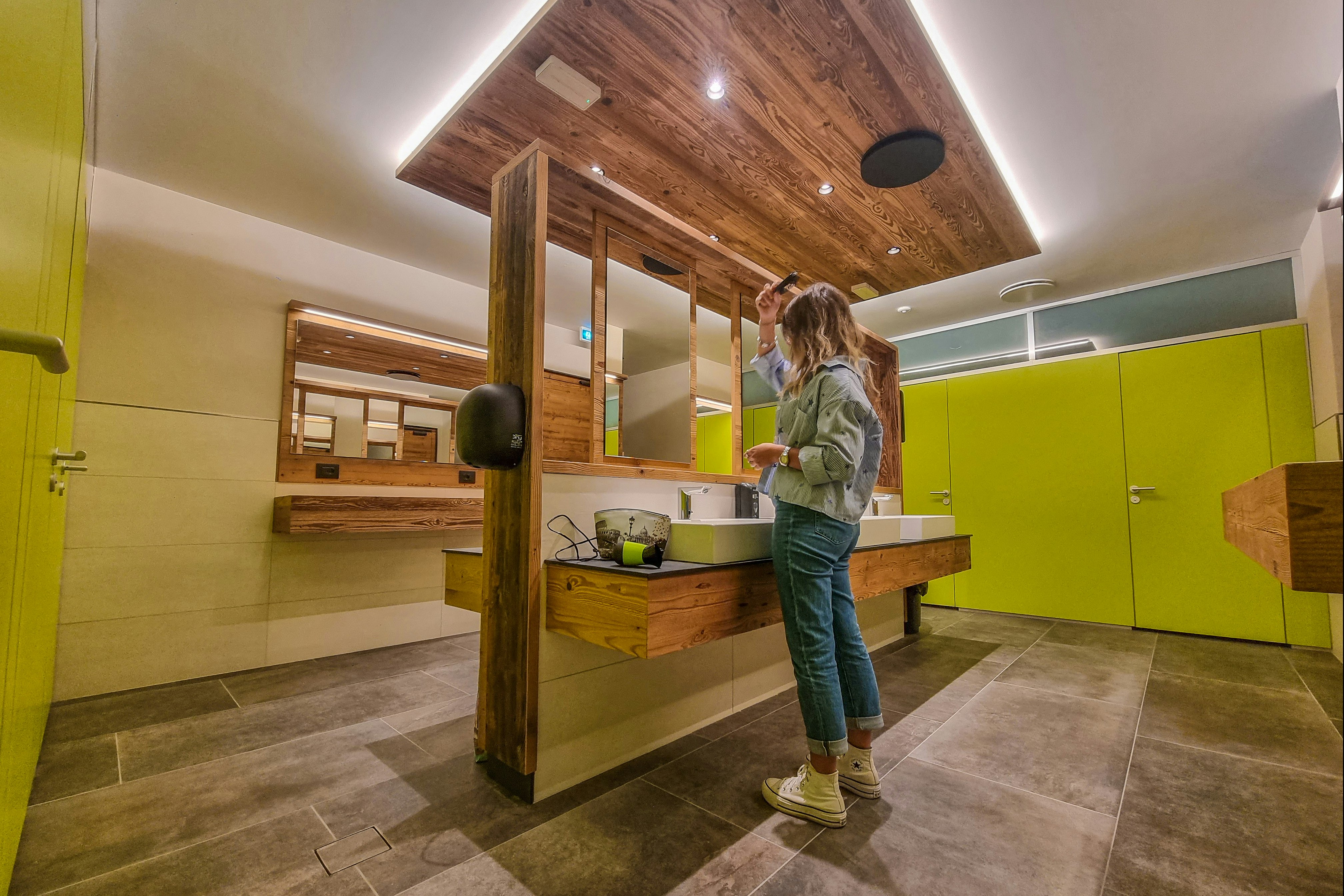 Camping Essenza Alpina - Innenansicht des Sanitärgebäudes