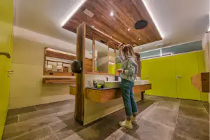 Camping Essenza Alpina - Innenansicht des Sanitärgebäudes