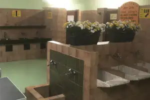 Camping Estartit - Sanitärgebäude mit Waschbecken, Spiegel, Toiletten und Duschen