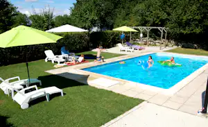 Camping et Gîtes La Forêt de Tessé - Campingplatzanlage mit Pool und Liegestühlen in der Sonne mit Gäste