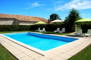 Camping et Gîtes La Forêt de Tessé - Pool mit Liegestühlen und Sonnenschirmen auf dem Campingplatz