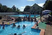 Camping et Gîtes Des Bains  -  Pool vom Campingplatz mit Sonnenschirmen und Liegestühlen