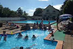 Camping et Gîtes Des Bains - Pool vom Campingplatz mit Sonnenschirmen und Liegestühlen