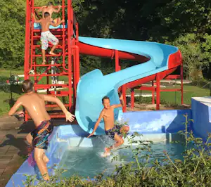 Camping et Gîtes Des Bains - Wasserrutsche im Poolbereich vom Campingplatz