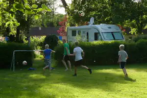 Camping et Gîtes Des Bains - Kinder spielen Fußball auf dem Wohnwagen- und Zeltstellplatz vom Campingplatz im Grünen