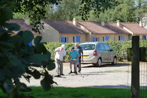 Camping et Gîtes Des Bains - Gäste spielen Boule im Grünen auf dem Campingplatz